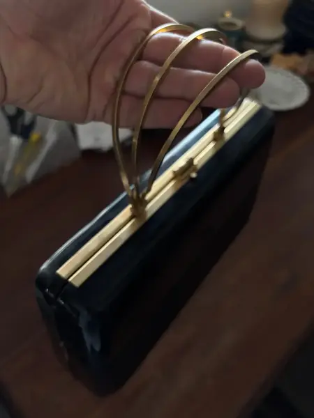 Foto de um(a) Antiga Bolsa Art Deco Em Acrílico Marca Acrílíum E Dourado, da categoria de Outros colecionáveis. Antigo e belíssima bolsa da marca Acrílium, com metais dourados. Estilo Art Deco. Peça única e em ótimo estado de... Mostrado de uma perspectiva diferente. Vendido no marketplace Trésors.