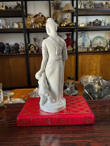 Foto de um(a) Antiga Escultura Chinesa Divindade Oriental Blanc De Chine, da categoria de Escultura. ~ Blanc de Chine ~Antigo bloco escultórico oriental em porcelana chinesa, representando divindade feminina e criança. Peça... Mostrado de uma perspectiva diferente. Vendido no marketplace Trésors.