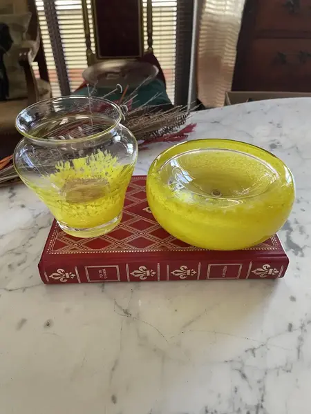 Foto de um(a) Antigo Cinzeiro Vasinho Em Murano Italiano Amarelo Art Deco, da categoria de Cinzeiros. Antiga e original duplinha artística de cinzeiro e vasinho em Murano italiano feito à mão. Decorativos para uma mesa de... Mostrado de uma perspectiva diferente. Vendido no marketplace Trésors.