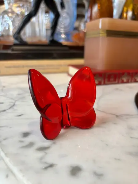 Foto de um(a) Antiga Pequena Escultura Borboleta Cristal Francês Vermelho, da categoria de Escultura. ~ Made in France ~ Antiga escultura de borboleta em cristal francês vermelho rubi. Linda peça para decorar e colecionar.... Mostrado de uma perspectiva diferente. Vendido no marketplace Trésors.