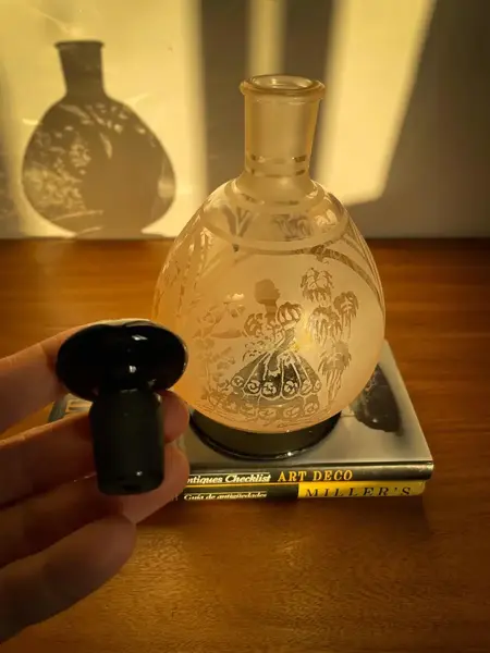 Foto de um(a) Antiga Garrafa Perfumeiro Art Deco Em Cristal Francês Satiné, da categoria de Garrafas. Antiga e fina garrafa bojuda em cristal francês satiné, decoração com cena galante. A base e tampa em cristal preto dão um... Mostrado de uma perspectiva diferente. Vendido no marketplace Trésors.