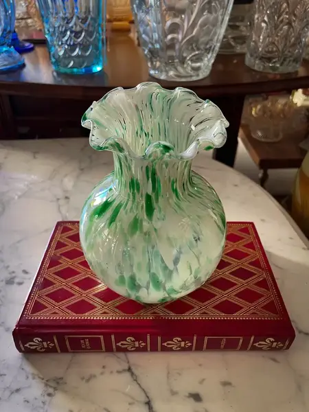 Foto de um(a) Antigo Vasinho Legítimo Murano Italiano Iridescente Art Deco, da categoria de Vasos. Antigo vasinho artístico de murano em um tom de verde claro incrível, com nuances em branco, e um leve iridescente,... Mostrado de uma perspectiva diferente. Vendido no marketplace Trésors.