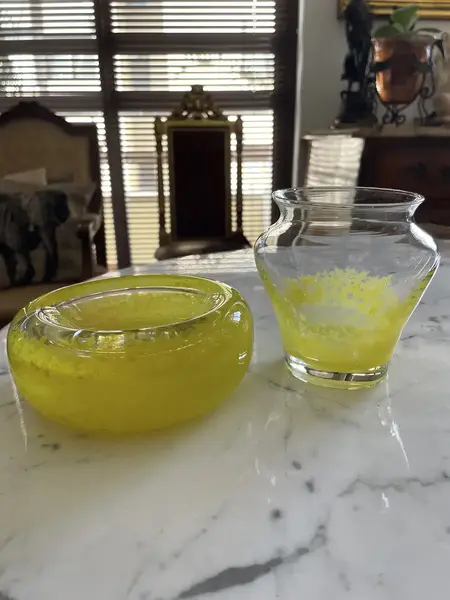 Foto de um(a) Antigo Cinzeiro Vasinho Em Murano Italiano Amarelo Art Deco, da categoria de Cinzeiros. Antiga e original duplinha artística de cinzeiro e vasinho em Murano italiano feito à mão. Decorativos para uma mesa de... Mostrado de uma perspectiva diferente. Vendido no marketplace Trésors.