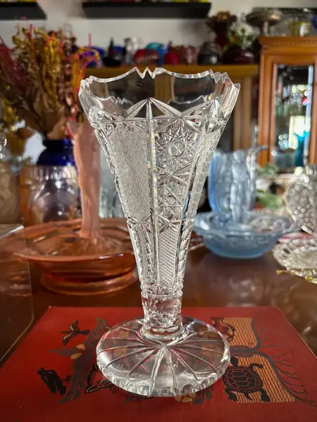 Foto de um(a) Antigo Lindo Vaso Jarro Em Cristal Tcheco Lapidado À Mão, da categoria de Vasos. Antigo e lindo vaso em cristal Tcheco, todo lapidado à mão. Lapidação estrelada e ponta de diamante. Ótimo formato com a... Mostrado de uma perspectiva diferente. Vendido no marketplace Trésors.