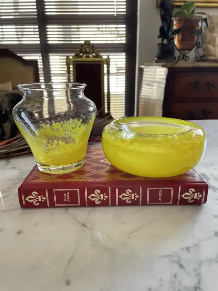 Foto de um(a) Antigo Cinzeiro Vasinho Em Murano Italiano Amarelo Art Deco, da categoria de Cinzeiros. Antiga e original duplinha artística de cinzeiro e vasinho em Murano italiano feito à mão. Decorativos para uma mesa de... Mostrado de uma perspectiva diferente. Vendido no marketplace Trésors.