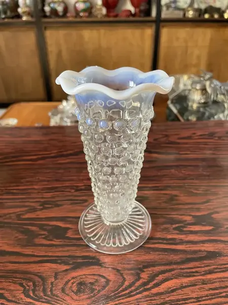 Foto de um(a) Antigo Vasinho Opalescente Em Opalina Art Deco Fenton Glass, da categoria de Vasos. ~ Fenton Art Glass ~Manufatura americana fundada em 1905. Antigo vasinho artístico em vidro opalescente com a borda... Mostrado de uma perspectiva diferente. Vendido no marketplace Trésors.