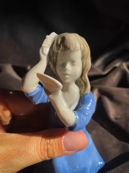 Foto de um(a) Antiga Figurine Bibelô Menina Com Espelho Porcelana Alemã, da categoria de Modelos e estatuetas. Antiga figurine/bibelô em porcelana artística alemã. Cores típicas de meados do século XX. Muito decorativa e colecionável.... Mostrado de uma perspectiva diferente. Vendido no marketplace Trésors.