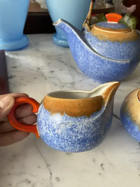 Foto de um(a) Antigo Conjunto de Chá Porcelana Art Deco, da categoria de Conjuntos de café e chá. Antigo e raro conjunto de chá, composto por três peças (bule, açucareiro e leiteira) em faiança/porcelana alemã. As cores... Mostrado de uma perspectiva diferente. Vendido no marketplace Trésors.