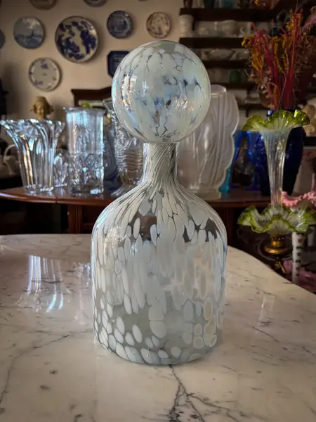 Foto de um(a) Antiga Garrafa Decorativa Nariz De Palhaço Murano Opalina, da categoria de Garrafas. Italy Glass. Antiga e super diferente garrafa decorativa em Murano artístico meio leitoso. Em contato com a luz ela fica com... Mostrado de uma perspectiva diferente. Vendido no marketplace Trésors.