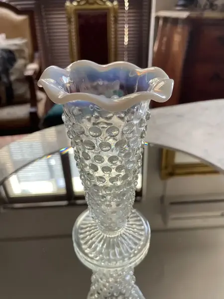 Foto de um(a) Antigo Vasinho Opalescente Em Opalina Art Deco Fenton Glass, da categoria de Vasos. ~ Fenton Art Glass ~Manufatura americana fundada em 1905. Antigo vasinho artístico em vidro opalescente com a borda... Mostrado de uma perspectiva diferente. Vendido no marketplace Trésors.