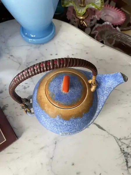 Foto de um(a) Antigo Conjunto de Chá Porcelana Art Deco, da categoria de Conjuntos de café e chá. Antigo e raro conjunto de chá, composto por três peças (bule, açucareiro e leiteira) em faiança/porcelana alemã. As cores... Mostrado de uma perspectiva diferente. Vendido no marketplace Trésors.