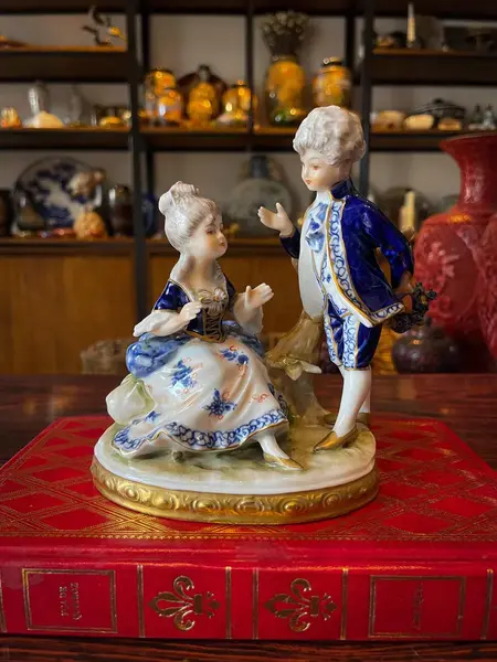 Foto de um(a) Antigo Bloco Escultórico Escultura Fidalgos Porcelana Alemã, da categoria de Escultura. Antigo e delicadíssimo bloco escultórico representando casal de fidalgos em linda cena romântica. Peça feita à mão em... Mostrado de uma perspectiva diferente. Vendido no marketplace Trésors.