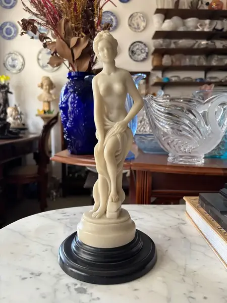 Foto de um(a) Antiga Obra Grega Escultura Dama Afrodite Resina Italiana, da categoria de Escultura. Antiga e finíssima escultura italiana representando figura feminina em resina marmorizada. Linda peça para decorar uma... Mostrado de uma perspectiva diferente. Vendido no marketplace Trésors.
