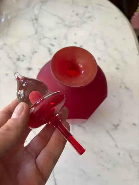 Foto de um(a) Antigo Perfumeiro Art Deco Cristal Murano Italiano Vermelho, da categoria de Perfumeiros. ~ Italy Glass ~Antigo e grande perfumejro decorativo em cristal de Murano italiano vermelho rubi, lapidação manual. Tampa no... Mostrado de uma perspectiva diferente. Vendido no marketplace Trésors.