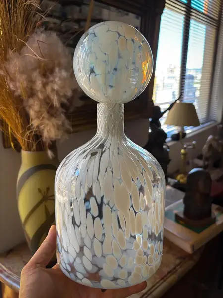 Foto de um(a) Antiga Garrafa Decorativa Nariz De Palhaço Murano Opalina, da categoria de Garrafas. Italy Glass. Antiga e super diferente garrafa decorativa em Murano artístico meio leitoso. Em contato com a luz ela fica com... Mostrado de uma perspectiva diferente. Vendido no marketplace Trésors.
