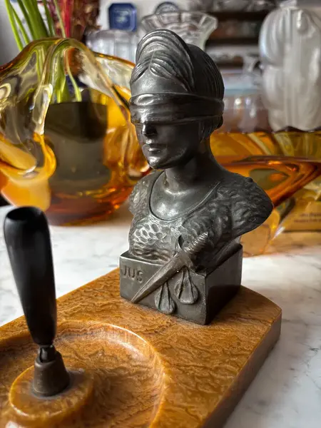 Foto de um(a) Antiga Escultura Bronze Cinzeiro Deusa Da Justiça Themis, da categoria de Cinzeiros. Antigo cinzeiro/porta caneta com escultura decorativa representando a Deusa Themis, personifica o símbolo da justiça. Busto... Mostrado de uma perspectiva diferente. Vendido no marketplace Trésors.