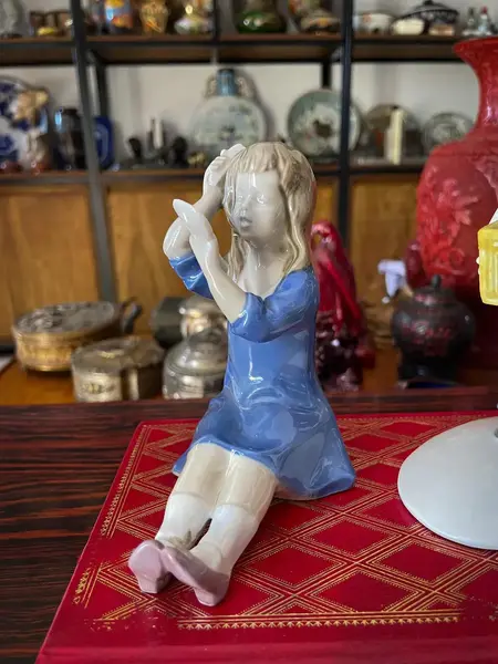 Foto de um(a) Antiga Figurine Bibelô Menina Com Espelho Porcelana Alemã, da categoria de Modelos e estatuetas. Antiga figurine/bibelô em porcelana artística alemã. Cores típicas de meados do século XX. Muito decorativa e colecionável.... Mostrado de uma perspectiva diferente. Vendido no marketplace Trésors.