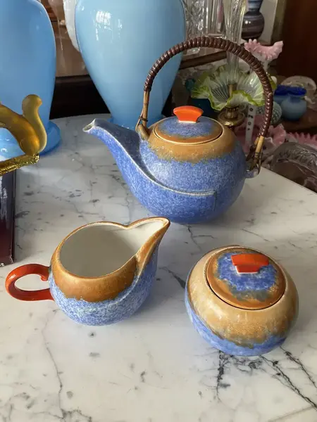 Foto de um(a) Antigo Conjunto de Chá Porcelana Art Deco, da categoria de Conjuntos de café e chá. Antigo e raro conjunto de chá, composto por três peças (bule, açucareiro e leiteira) em faiança/porcelana alemã. As cores... Mostrado de uma perspectiva diferente. Vendido no marketplace Trésors.