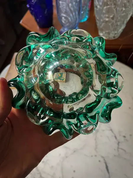 Foto de um(a) Antigo Bowl Decorativo Cinzeiro Em Murano Italiano Verde, da categoria de Cinzeiros. ~ Italy Glass ~ Antigo bowl decorativo, também pode ser usado como cinzeiro em Murano italiano double na cor verde... Mostrado de uma perspectiva diferente. Vendido no marketplace Trésors.