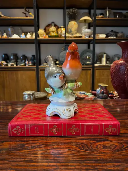 Foto de um(a) Antiga Escultura De Pássaro Porcelana Alemã Bavária Gerald, da categoria de Escultura. ~ Gerold Porzellan | Bavaria ~Antigo e importante bloco escultórico representando casal de pássaros. Peça artística, muito... Mostrado de uma perspectiva diferente. Vendido no marketplace Trésors.