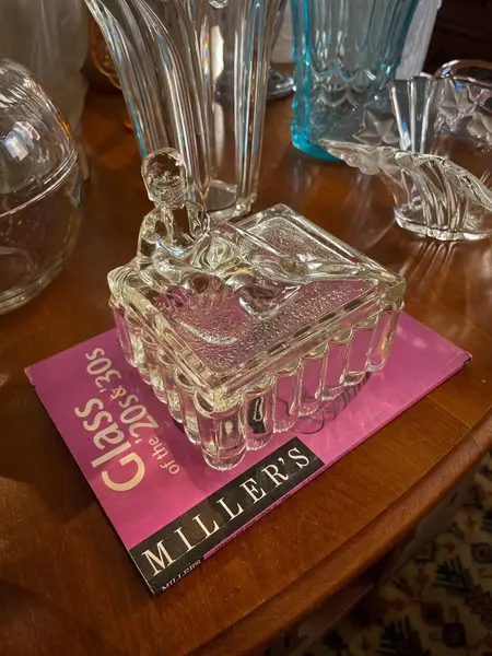 Foto de um(a) Antiga Caixa Decorativa Escultura Mulher Nua Vidro Art Deco, da categoria de Cestos e Caixas. ~ Sowerby Glass ~Antiga caixa decorativa porta joias em vidro artístico inglês com decoração de dama na tampa. Manufatura... Mostrado de uma perspectiva diferente. Vendido no marketplace Trésors.