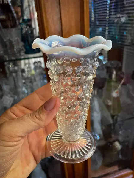 Foto de um(a) Antigo Vasinho Opalescente Em Opalina Art Deco Fenton Glass, da categoria de Vasos. ~ Fenton Art Glass ~Manufatura americana fundada em 1905. Antigo vasinho artístico em vidro opalescente com a borda... Mostrado de uma perspectiva diferente. Vendido no marketplace Trésors.