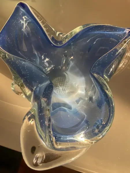 Foto de um(a) Antigo Bowl Centro De Mesa Em Murano Italiano Opalescente, da categoria de Centro de mesa. Antigo bowl decorativo ou centro de mesa em Murano italiano leitoso, com um ar opalescente. Muito chique e cheio de... Mostrado de uma perspectiva diferente. Vendido no marketplace Trésors.