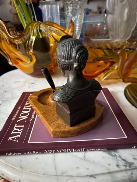 Foto de um(a) Antiga Escultura Bronze Cinzeiro Deusa Da Justiça Themis, da categoria de Cinzeiros. Antigo cinzeiro/porta caneta com escultura decorativa representando a Deusa Themis, personifica o símbolo da justiça. Busto... Mostrado de uma perspectiva diferente. Vendido no marketplace Trésors.