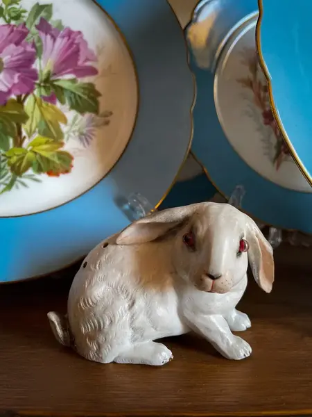 Foto de um(a) Antigo Raro Paliteiro De Coleção Coelho Em Biscuit Alemão, da categoria de Paliteiros. Antigo paliteiro de coleção no formato de coelho. Peça totalmente artística, moldado à mão em biscuit alemão com os olhos de... Mostrado de uma perspectiva diferente. Vendido no marketplace Trésors.