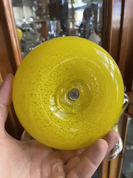 Foto de um(a) Antigo Cinzeiro Vasinho Em Murano Italiano Amarelo Art Deco, da categoria de Cinzeiros. Antiga e original duplinha artística de cinzeiro e vasinho em Murano italiano feito à mão. Decorativos para uma mesa de... Mostrado de uma perspectiva diferente. Vendido no marketplace Trésors.