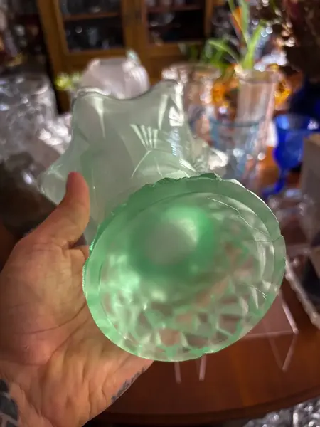 Foto de um(a) Antigo Raro Vaso Art Deco Vidro Satiné Uralina Uranium Glass, da categoria de Vasos. ~ Uranium Glass ~Peças que contém óxido de urânio em sua composição ficam com um lindo tom de verde fluorescente quando... Mostrado de uma perspectiva diferente. Vendido no marketplace Trésors.