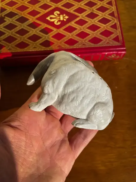 Foto de um(a) Antigo Raro Paliteiro De Coleção Coelho Em Biscuit Alemão, da categoria de Paliteiros. Antigo paliteiro de coleção no formato de coelho. Peça totalmente artística, moldado à mão em biscuit alemão com os olhos de... Mostrado de uma perspectiva diferente. Vendido no marketplace Trésors.