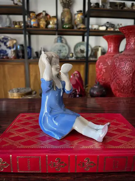 Foto de um(a) Antiga Figurine Bibelô Menina Com Espelho Porcelana Alemã, da categoria de Modelos e estatuetas. Antiga figurine/bibelô em porcelana artística alemã. Cores típicas de meados do século XX. Muito decorativa e colecionável.... Mostrado de uma perspectiva diferente. Vendido no marketplace Trésors.