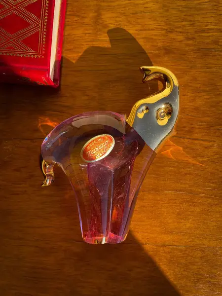 Foto de um(a) Antiga Escultura De Elefante Art Deco Murano Italiano E Ouro, da categoria de Escultura. Antiga escultura artística de elefante em legítimo cristal de Murano com ouro 18k. Peça de excelente qualidade, totalmente... Mostrado de uma perspectiva diferente. Vendido no marketplace Trésors.