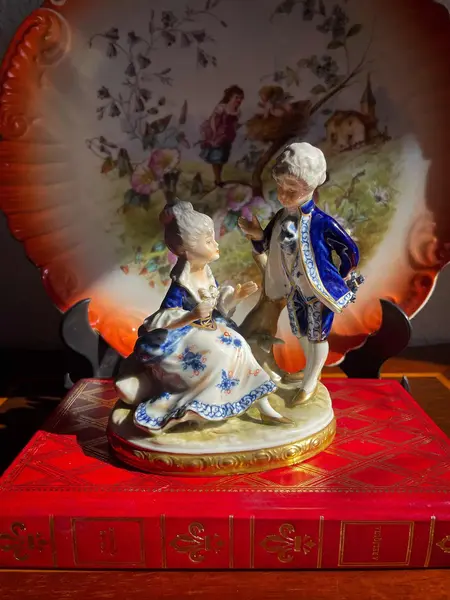 Foto de um(a) Antigo Bloco Escultórico Escultura Fidalgos Porcelana Alemã, da categoria de Escultura. Antigo e delicadíssimo bloco escultórico representando casal de fidalgos em linda cena romântica. Peça feita à mão em... Mostrado de uma perspectiva diferente. Vendido no marketplace Trésors.