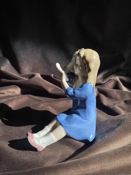 Foto de um(a) Antiga Figurine Bibelô Menina Com Espelho Porcelana Alemã, da categoria de Modelos e estatuetas. Antiga figurine/bibelô em porcelana artística alemã. Cores típicas de meados do século XX. Muito decorativa e colecionável.... Mostrado de uma perspectiva diferente. Vendido no marketplace Trésors.