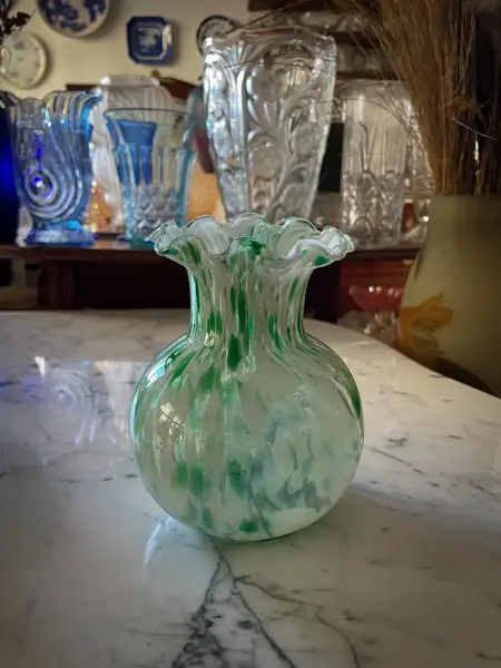 Foto de um(a) Antigo Vasinho Legítimo Murano Italiano Iridescente Art Deco, da categoria de Vasos. Antigo vasinho artístico de murano em um tom de verde claro incrível, com nuances em branco, e um leve iridescente,... Mostrado de uma perspectiva diferente. Vendido no marketplace Trésors.