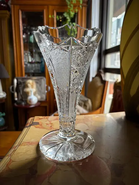 Foto de um(a) Antigo Lindo Vaso Jarro Em Cristal Tcheco Lapidado À Mão, da categoria de Vasos. Antigo e lindo vaso em cristal Tcheco, todo lapidado à mão. Lapidação estrelada e ponta de diamante. Ótimo formato com a... Mostrado de uma perspectiva diferente. Vendido no marketplace Trésors.
