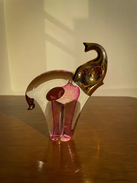 Foto de um(a) Antiga Escultura De Elefante Art Deco Murano Italiano E Ouro, da categoria de Escultura. Antiga escultura artística de elefante em legítimo cristal de Murano com ouro 18k. Peça de excelente qualidade, totalmente... Mostrado de uma perspectiva diferente. Vendido no marketplace Trésors.