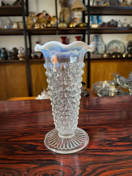 Foto de um(a) Antigo Vasinho Opalescente Em Opalina Art Deco Fenton Glass, da categoria de Vasos. ~ Fenton Art Glass ~Manufatura americana fundada em 1905. Antigo vasinho artístico em vidro opalescente com a borda... Mostrado de uma perspectiva diferente. Vendido no marketplace Trésors.