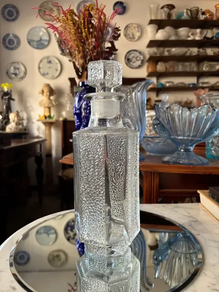 Foto de um(a) Antiga Garrafa Licoreira Em Vidro Alemão Satiné Art Deco, da categoria de Garrafas. Antiga garrafa licoreira em vidro alemão com detalhes satiné. Design artístico, com traços totalmente do período Art Deco.... Mostrado de uma perspectiva diferente. Vendido no marketplace Trésors.