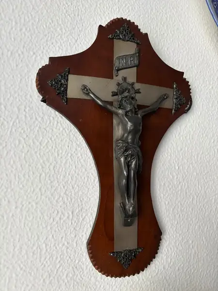 Foto de um(a) Arte Sacra Escultura Cristo Crucifixo Madeira Pétit Bronze, da categoria de Objetos religiosos e espirituais. Antigo e grande crucifixo em madeira com petit bronze e metal prateado. Peça artística. Uma beleza! Uma clássica da Década... Mostrado de uma perspectiva diferente. Vendido no marketplace Trésors.