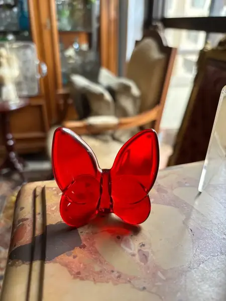 Foto de um(a) Antiga Pequena Escultura Borboleta Cristal Francês Vermelho, da categoria de Escultura. ~ Made in France ~ Antiga escultura de borboleta em cristal francês vermelho rubi. Linda peça para decorar e colecionar.... Mostrado de uma perspectiva diferente. Vendido no marketplace Trésors.