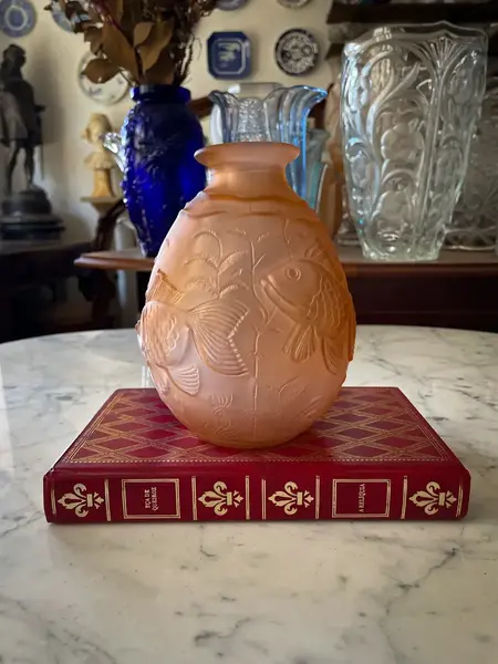 Foto de um(a) Antigo Vaso Art Deco Com Peixes Em Vidro Francês Satiné, da categoria de Vasos. ~ Art Deco Glass ~Antigo e belíssimo vaso artístico de formato ovalado em “Pâte de Verre” pasta de vidro francês acetinado,... Mostrado de uma perspectiva diferente. Vendido no marketplace Trésors.