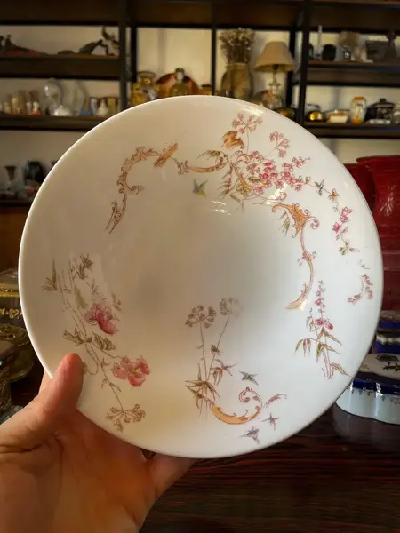 Foto de um(a) Antiga Fruteira Centro De Mesa Porcelana Francesa Limoges, da categoria de Centro de mesa. ~ Limoges ~ Antiga e clássica fruteira em porcelana artística francesa, da renomada manufatura Limoges. Uma das melhores... Mostrado de uma perspectiva diferente. Vendido no marketplace Trésors.