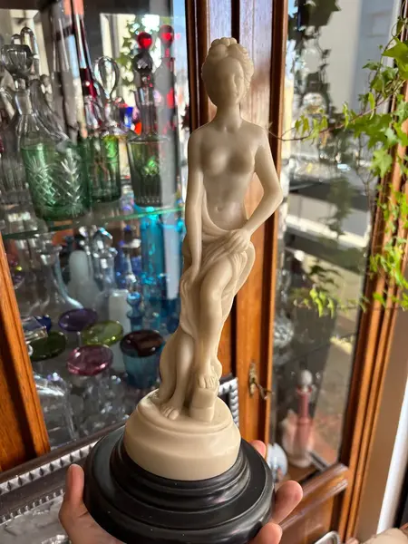 Foto de um(a) Antiga Obra Grega Escultura Dama Afrodite Resina Italiana, da categoria de Escultura. Antiga e finíssima escultura italiana representando figura feminina em resina marmorizada. Linda peça para decorar uma... Mostrado de uma perspectiva diferente. Vendido no marketplace Trésors.