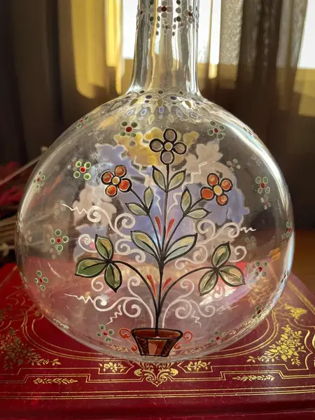Foto de um(a) Antiga Garrafa Licoreira Vidro Artístico Veneziano Vitoriano, da categoria de Garrafas. Antiga garrafa licoreira em vidro artístico veneziano, toda pintada à mão. Decoração com brasão e flores em relevo,... Mostrado de uma perspectiva diferente. Vendido no marketplace Trésors.