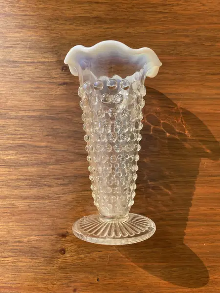 Foto de um(a) Antigo Vasinho Opalescente Em Opalina Art Deco Fenton Glass, da categoria de Vasos. ~ Fenton Art Glass ~Manufatura americana fundada em 1905. Antigo vasinho artístico em vidro opalescente com a borda... Mostrado de uma perspectiva diferente. Vendido no marketplace Trésors.