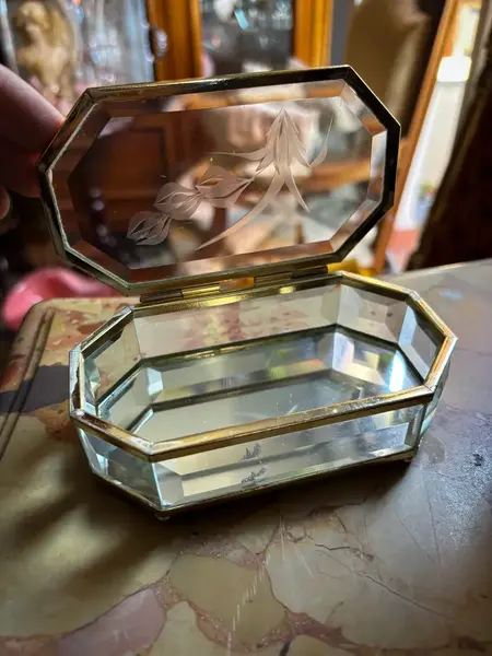 Foto de um(a) Antiga Caixa Decorativa Porta Joias Cristal France Facetado, da categoria de Porta-Jóias. Antiga caixa decorativa ou porta joias em cristal francês facetado, com a tampa lapidada à mão. Linda e muito chique.... Mostrado de uma perspectiva diferente. Vendido no marketplace Trésors.