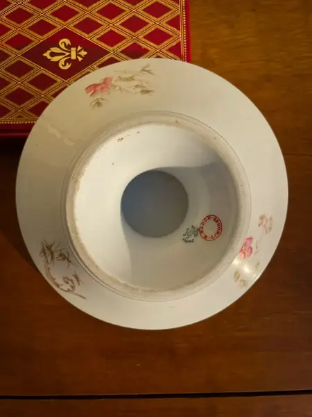 Foto de um(a) Antiga Fruteira Centro De Mesa Porcelana Francesa Limoges, da categoria de Centro de mesa. ~ Limoges ~ Antiga e clássica fruteira em porcelana artística francesa, da renomada manufatura Limoges. Uma das melhores... Mostrado de uma perspectiva diferente. Vendido no marketplace Trésors.